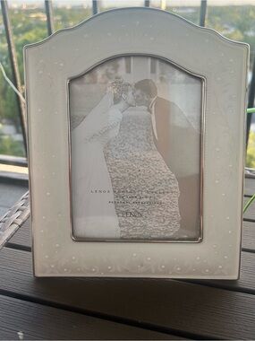 Lenox Cream Opal innocence  wedding Embossed  Picture Frame w/ Platinum Trim